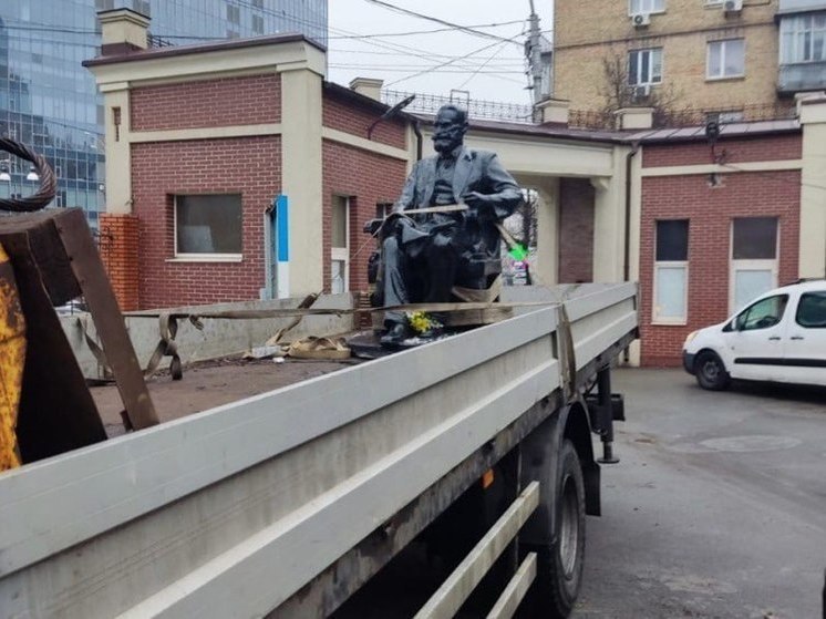Памятник российскому физиологу Ивану Павлову демонтировали в Киеве