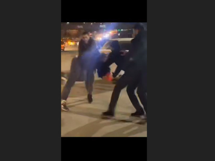 Толпа мигрантов избила молодого человека во Владивостоке: полиция выясняет причину