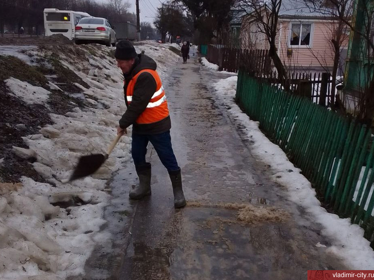 За сутки на улицы Владимира высыпали 330 тонн песка