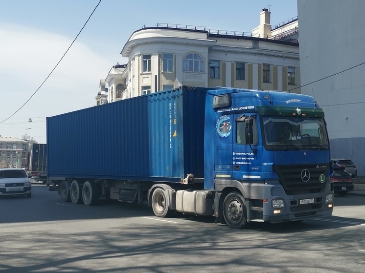 Во Владивостоке временно запретили движение большегрузов из-за снегопада