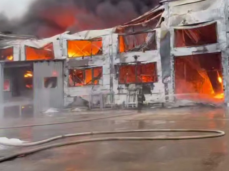 Завод по производству утеплителя полыхает под Солнечногорском