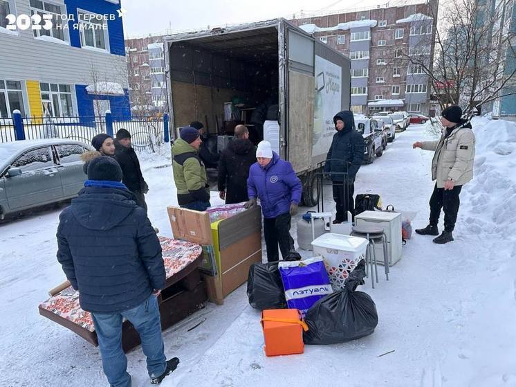 Добровольцы из Нового Уренгоя помогли жене бойца СВО поднять домой мебель