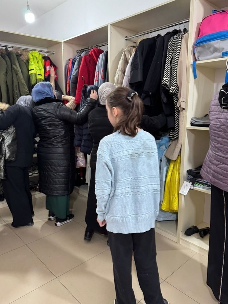 Одежду и продукты питания раздали малообеспеченным семьям в Хасавюрте