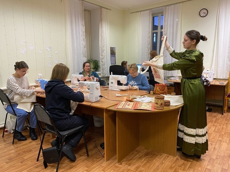 В НАО прошел мастер-класс по изготовлению шоппера с северной росписью