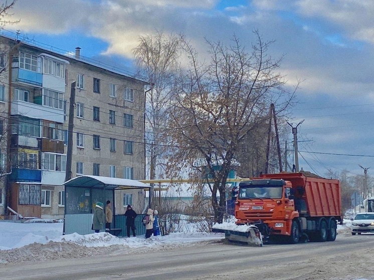 Больше 300 спецмашин ликвидируют последствия снегопада в Свердловской области