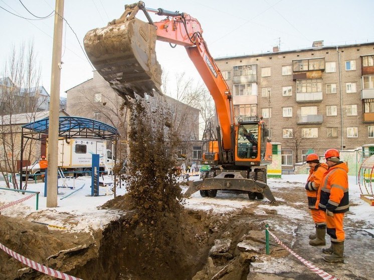 В Барнауле повреждение водопровода оставило без воды сотню домов и два детсада