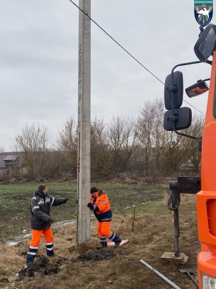 В Орловской области заменили повреждённый в результате ДТП столб