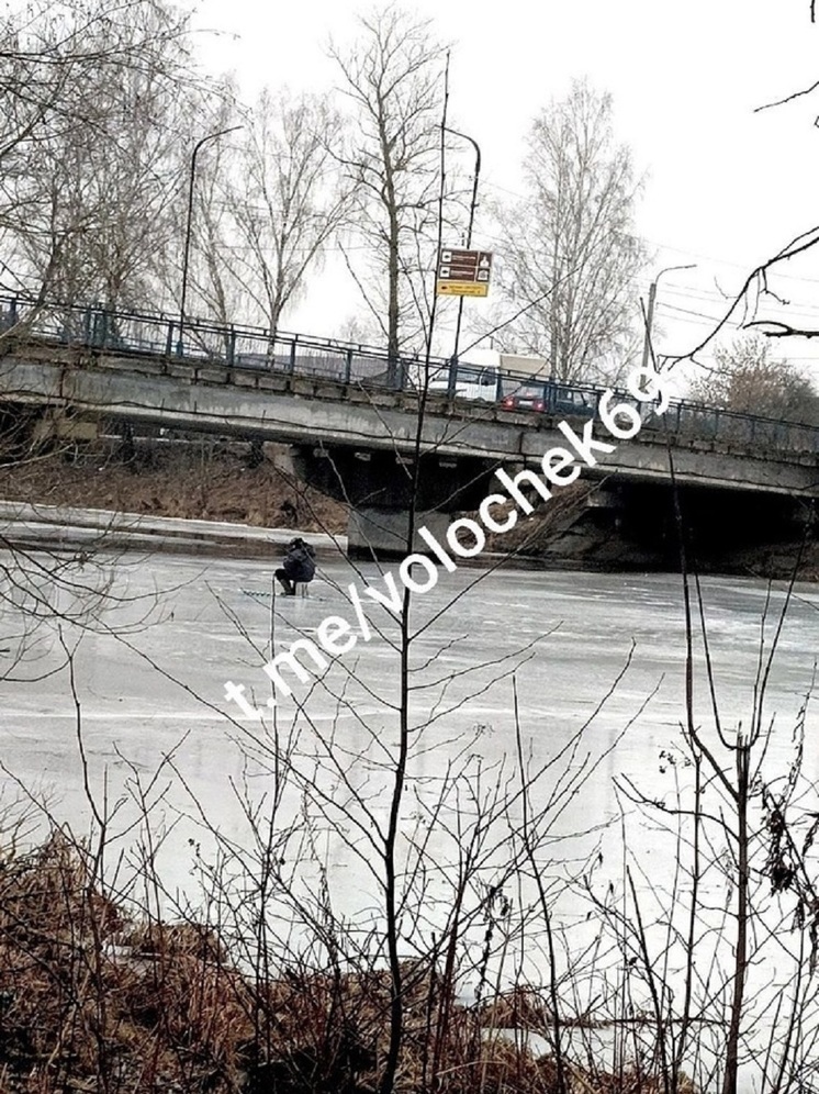 В Тверской области мужчина рискнул жизнью на тонком льду ради рыбы
