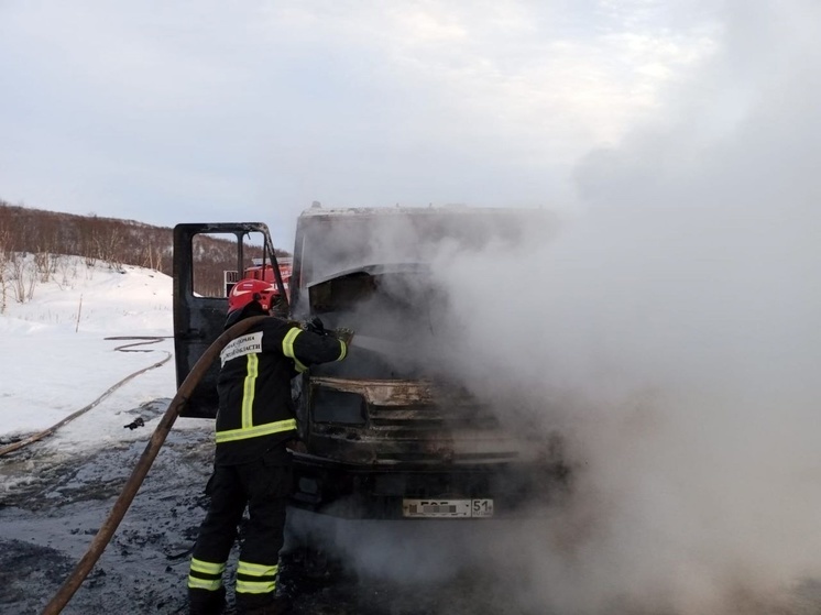 В Печенгском районе загорелся грузовой автомобиль