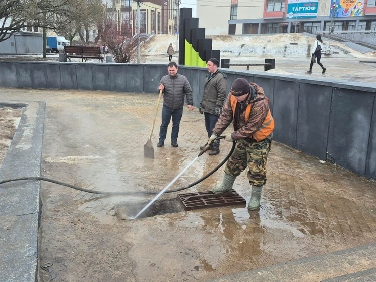 Ивановские городские службы прочищают ливневки