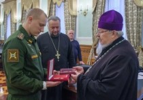 В Красноярске состоялась церемония награждения боевого офицера епархиальными знаками отличия