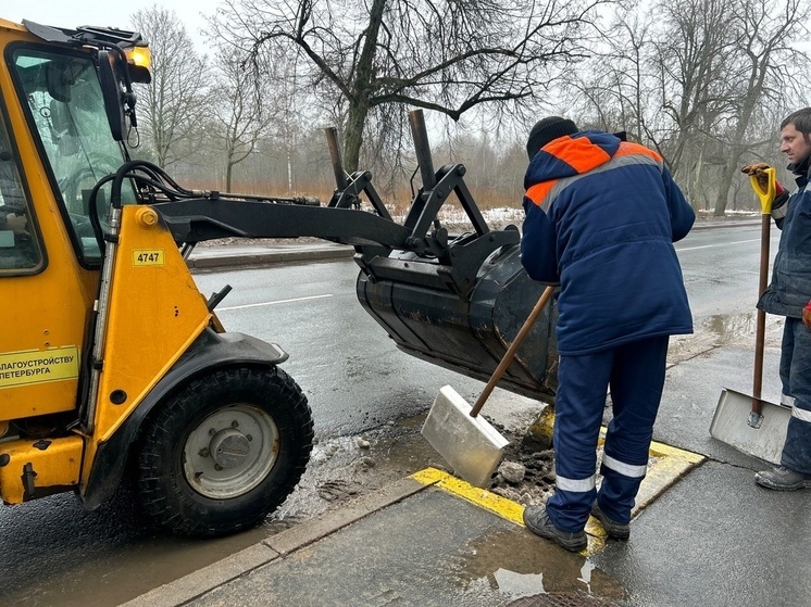 Весенние работы по уборке улиц начались в Петербурге