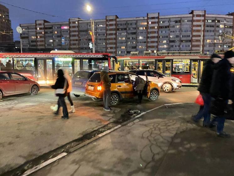 В Туле ДТП «Лады» и Suzuki заблокировало выезд на улицу Советскую