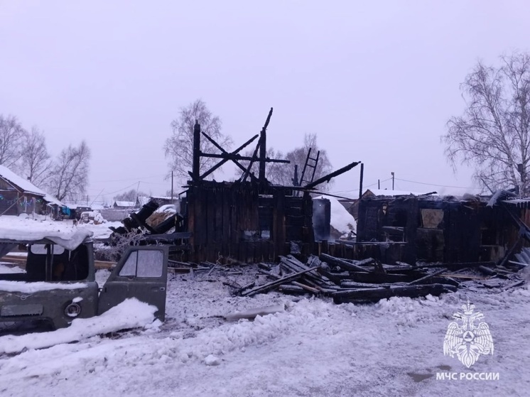 В Томской области горели гаражи с грузовиками