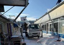Утром в среду, 29 января, во Владивостоке на площади Луговой произошел инцидент: в результате ДТП с участием большегруза, столб, на котором были закреплены электропровода, обрушился на торговый павильон