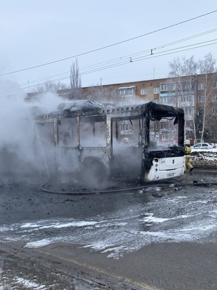 Пассажирский автобус загорелся у остановки «Посёлок Южный» в Омской области