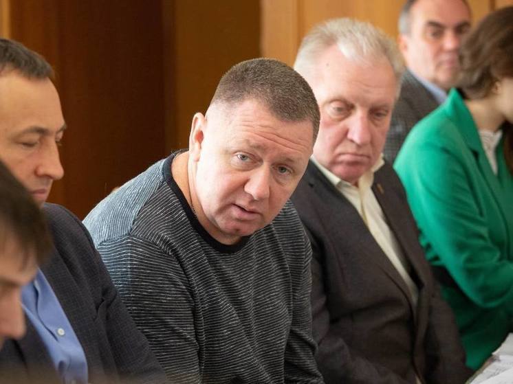 В Симферополе начались работы по замене вывесок на иностранном языке