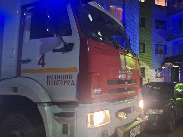 Спасатели потушили пожар в многоэтажке в Великом Новгороде на Щусева