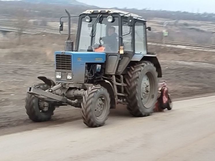 Калужский трактор чистит пыль в Первомайске