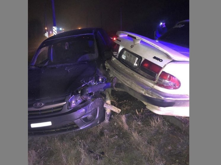 В столкновении встречных автомобилей под Воронежем пострадали мужчина и женщина