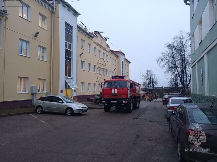 Спасатели понарошку потушили пожар в здании Боровичского комбината огнеупоров