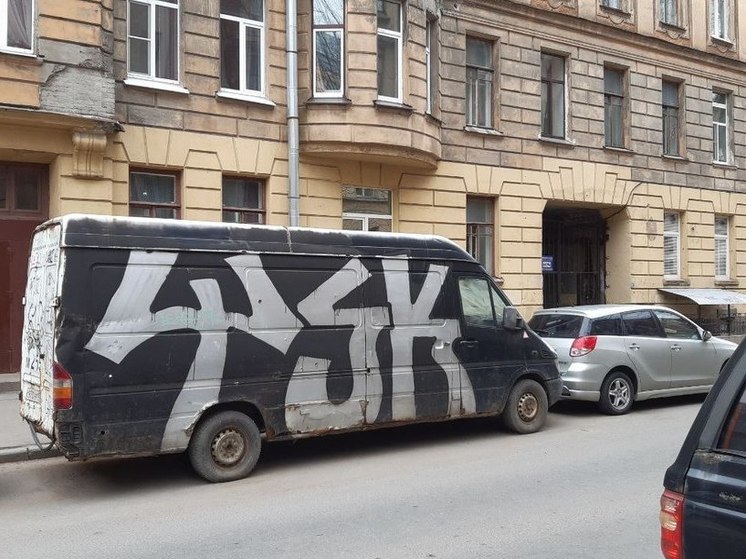 В Петербурге будут штрафовать расклейщиков объявлений и вандалов на месте