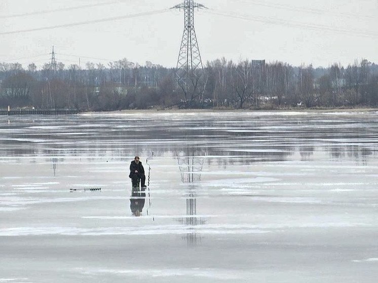 Бесстрашных рыбаков на опасном льду сняли в Подмосковье