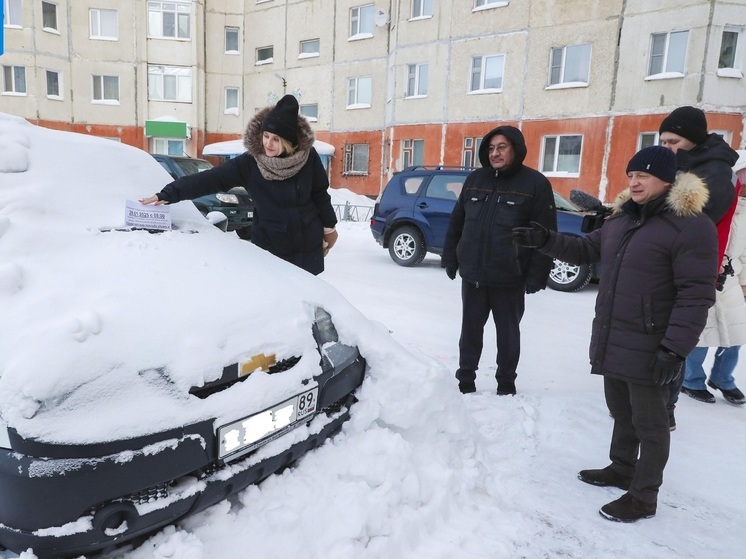 В Надыме работающему в 3 смены подрядчику убирать снег мешают автомобилисты