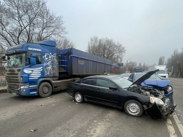 В Воронеже грузовик столкнулся с двумя легковыми автомобилями