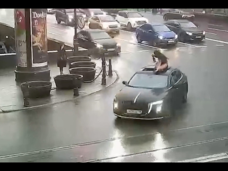 Пассажирка FAW устроила поездку на крыше авто в центре Петербурга