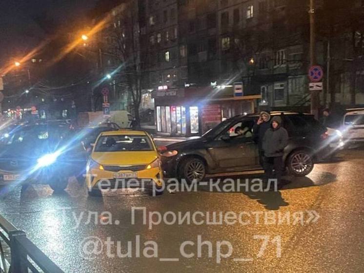 На улице Кауля в Туле автомобиль въехал в бок «легковушке»