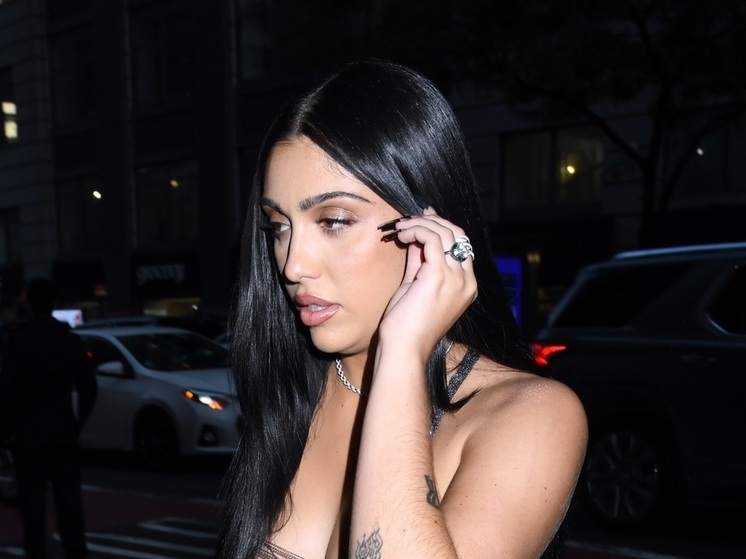 Дочь Мадонны пришла на модный показ с голой грудью