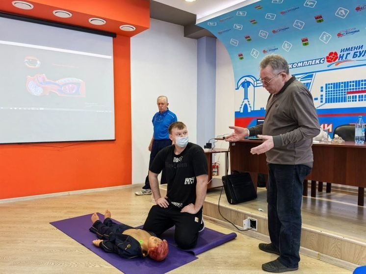 В Хакасии сотрудников спорткомплекса научили навыкам оказания первой помощи