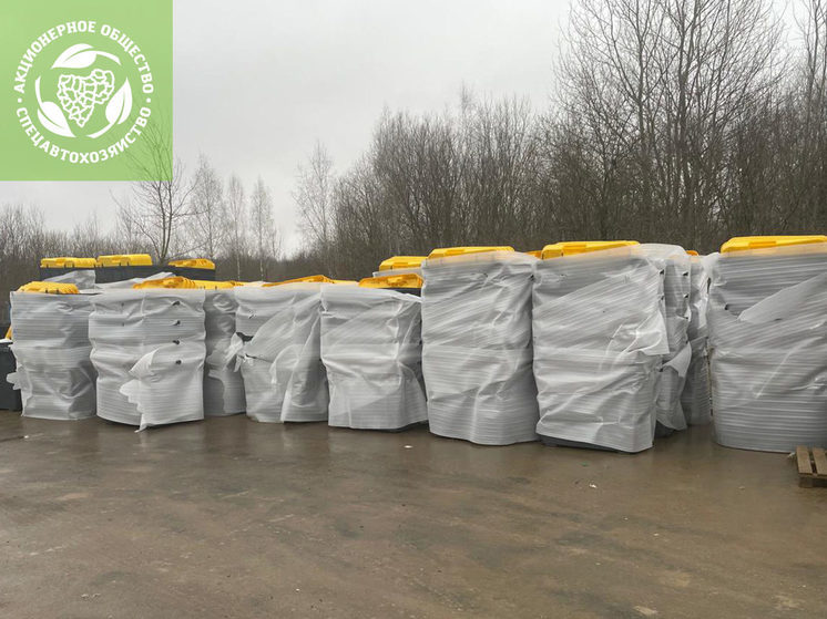 В Смоленск приехали 95 новых мусорных контейнеров