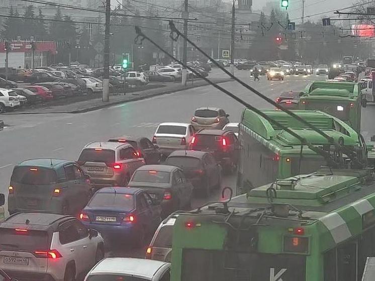 30 января Курск встал в пробке на улице Карла Маркса