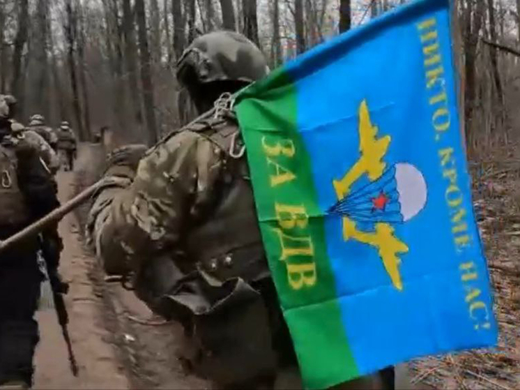 Уссурийские десантники повесили флаг ВДВ в освобожденном населенном пункте