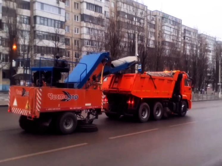 На улицах Белгорода начали убирать песко-соляную смесь