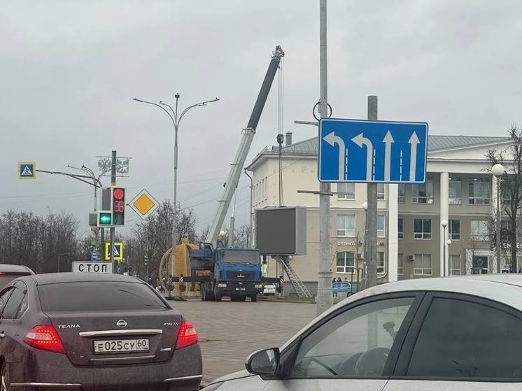 На площади Ленина демонтируют экран