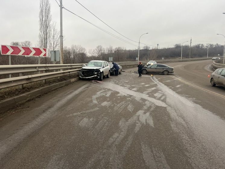 В массовом ДТП в Липецке пострадала женщина