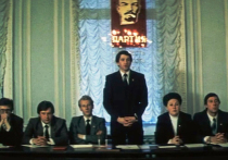 В январском номере журнала «Юность» за 1985 год напечатали наполненную «ветром перемен» повесть Юрия Полякова о пьяном погроме в «штабе» вымышленного Краснопролетарского райкома комсомола, который устроили — как потом выяснилось — не принятые в этот самый комсомол, а оттого свернувшие на «кривую дорожку» юные советские граждане