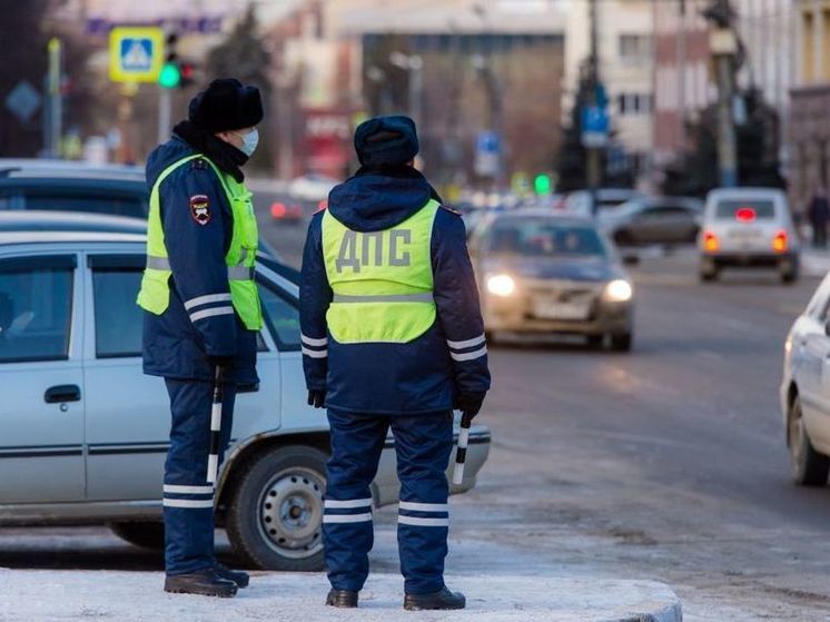 Сотрудники ГАИ спасли жизнь попавшей в беду челябинке