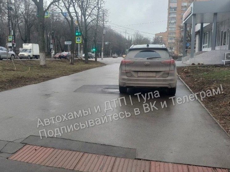 "Автохам" с "блатным номером" припарковался на тротуаре в центре Тулы