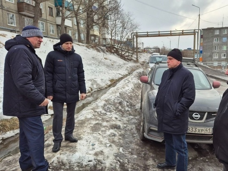 Градоначальник камчатской столицы осматривает проблемные объекты