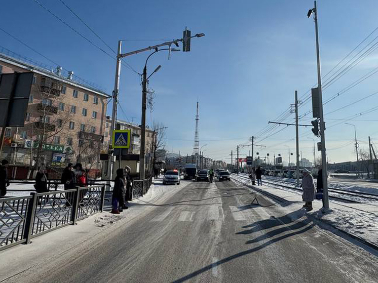 В Улан-Удэ «Фольксваген» сбил бабушку, бежавшую через дорогу на красный