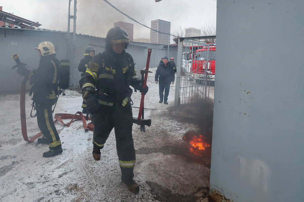 В Москве мощный пожар охватил цеха бывшего предприятия