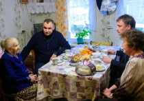 Глава Марий Эл Юрий Зайцев вручил 102-летней труженице тыла первую медаль к 80-летию Победы.