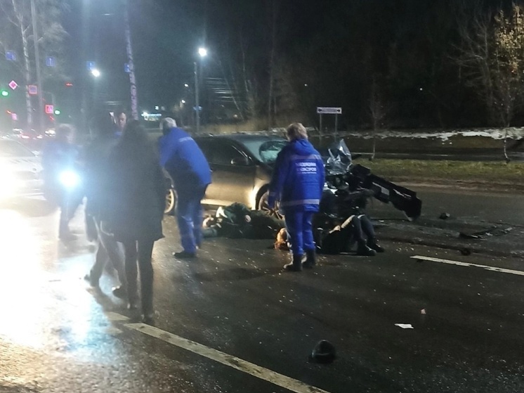 В Ярославле иномарка убила людей, менявших на дороге колесо