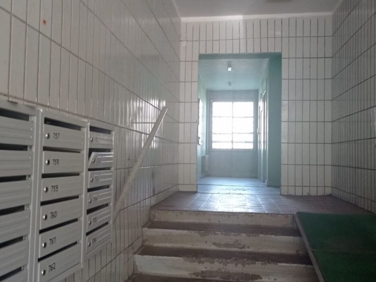 В Лобне в подъезде дома велопарковку устроили курьеры