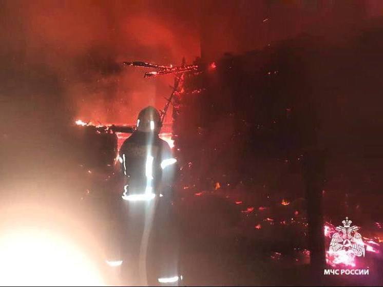 В Тверской области сгорел большой дом