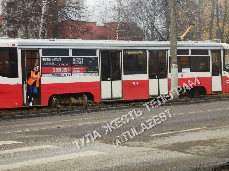 В Туле трамвай сошел с рельсов на улице Станиславского